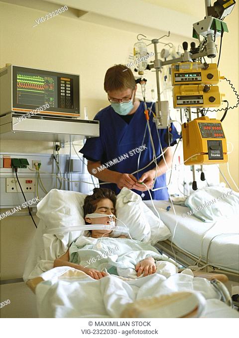 NURSE CARING FOR A CHILD AFTER A HEART TRANSPLANT ON THE INTENSIVE CARE WARD., - 01/01/2010