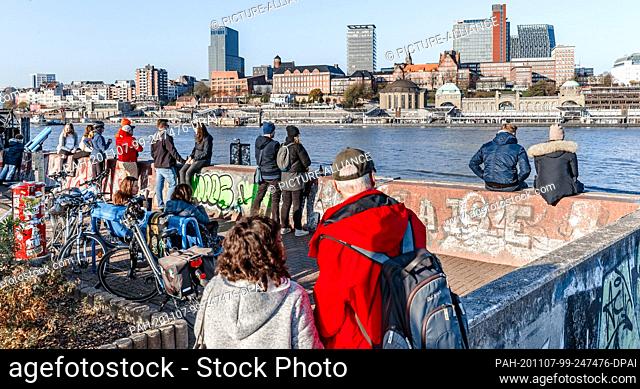 07 November 2020, Hamburg: Visitors to the viewing point ""Alter Elbtunnel"" enjoy the view of the Hanseatic city from the south over the Elbe in mild autumn...
