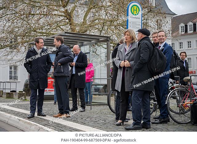 04 April 2019, Saarland, Saarbrücken: Federal Transport Minister Andreas Scheuer (CSU, l) is standing at a bus stop together with Hans Reichhart (CSU)
