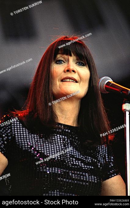 20.05.1995, Bad Segeberg, the British pop singer Sandie Shaw live and open air on the stage at the R.SH Oldie aftert Am Kalkberg in Bad Segeberg