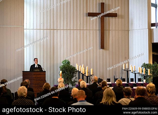 PRODUCTION - 04 June 2022, Lower Saxony, Göttingen: Pastor Martin Hauschild delivers a eulogy during a funeral service of the Tobias Brotherhood in the chapel...