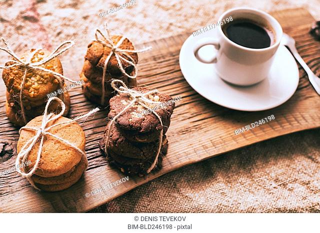 Coffee and bundles of cookies on wooden tray
