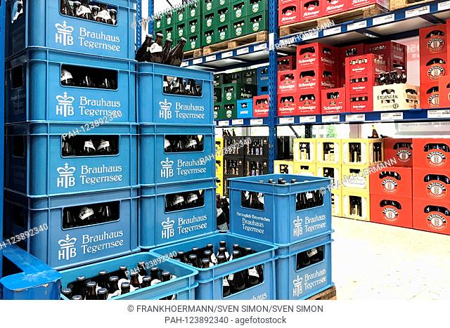 stacked full beer crates in a drinks market, Brauhaus Tegernsee. | usage worldwide. - Munich/Bayern/Deutschland