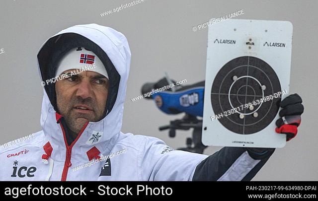 17 February 2023, Thuringia, Oberhof: Biathlon: World Championship, Training, Men. Siegfried Mazet, coach of the Norwegian biathletes, shows a hit pattern