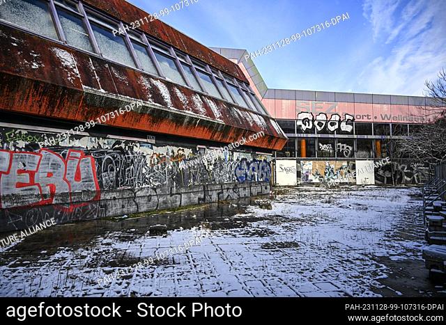 28 November 2023, Berlin: Filming for the medical series ""KraNK"" is currently taking place at the former Sports and Recreation Center (SEZ)