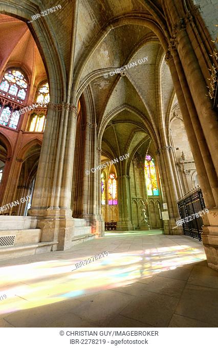 Interior view of the Cathedrale Sainte Cyr et Sainte Julitte, Nevers Cathedral, Nevers, Nievre, France, Europe