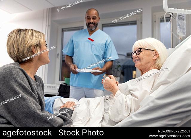 Nurse talking to patient in hospital