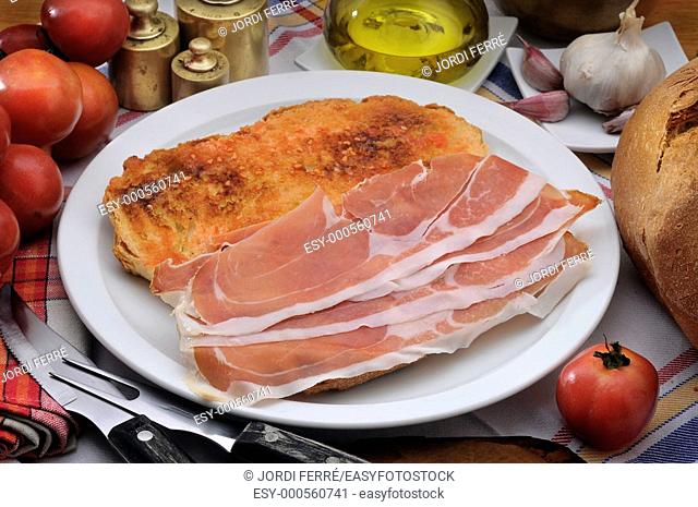 Toasted bread with tomatoes and sliced cured ham, Pan tostado con tomate y lonchas de jamón serrano