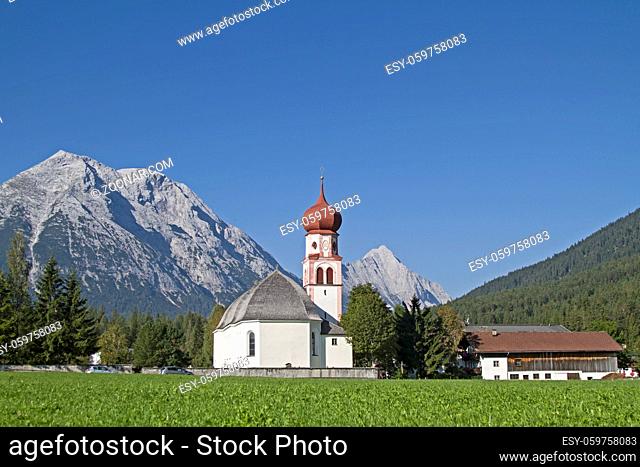 Die Kirche, das Wahrzeichen des malerischen Tiroler Dorfes Leutasch