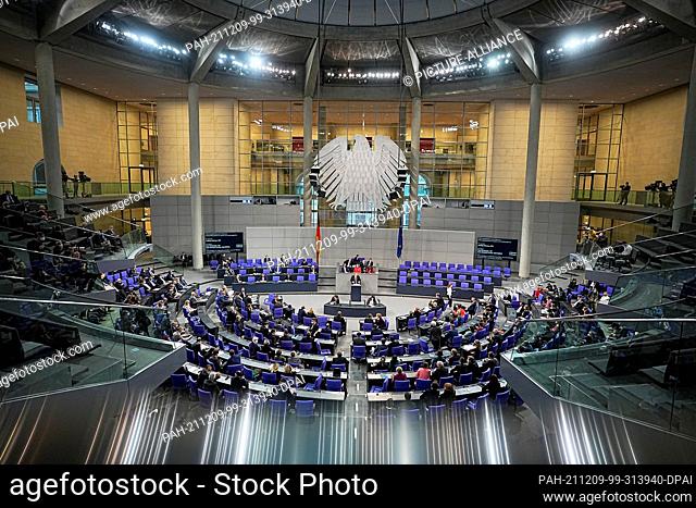 09 December 2021, Berlin: The deputies take part in the plenary session in the German Bundestag. The main topics of the 6th session of the 20th legislative...