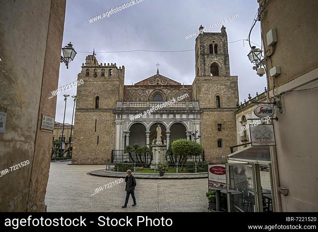 Piazza Guglielmo II, Santa Maria Nuova Cathedral, Monreale, Sicily, Italy, Europe