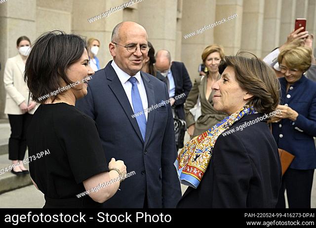 24 May 2022, Berlin: Annalena Baerbock (l, Bündnis 90/Die Grünen), Foreign Minister of Germany, welcomes French Foreign Minister Catherine Colonna