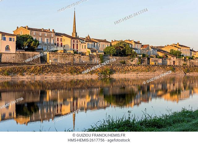 France, Gironde, Sainte-Foy-la-Grande, the banks of Dordogne river, Notre-Dame church built in the 12th century