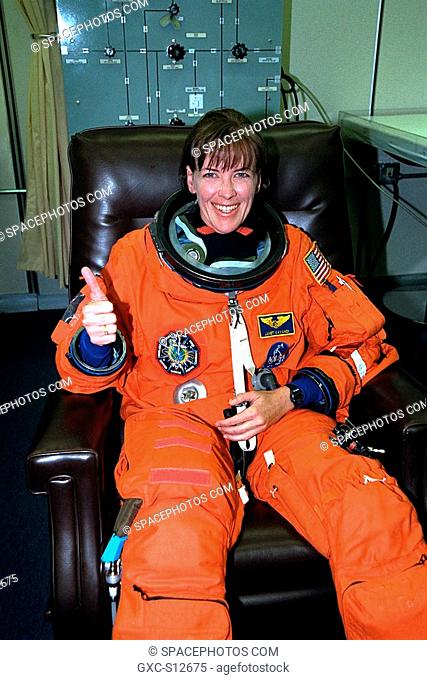 06/02/1998 --- STS-91 Mission Specialist Janet Lynn Kavandi gives a smile and a thumbs-up as two technicians help her with her flight suit in the Operations and...