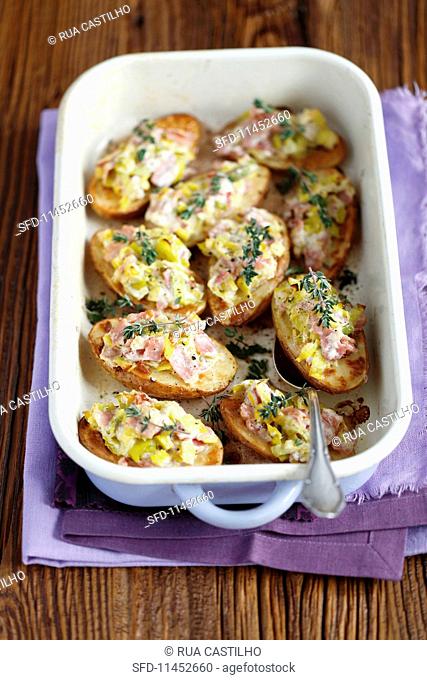 Oven-baked potatoes with leek, ham, cream and horseradish