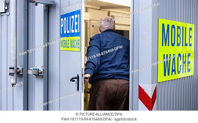 19 November 2018, Lower Saxony, Bergen an der Dumme: A man enters the mobile police station in Bergen at the stupid. In Bergen an der Dumme