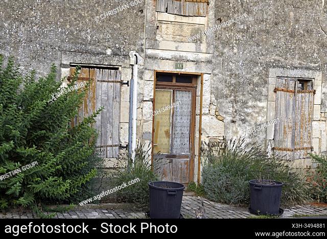 decrepit house at Coulon, Deux-Sèvres department, Nouvelle-Aquitaine region, France, Europe