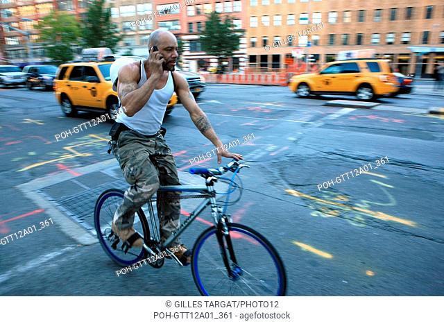 usa, state of New York, NYC, Manhattan, east village, 4th avenue, taxi cycliste au telephone, velo, Photo Gilles Targat