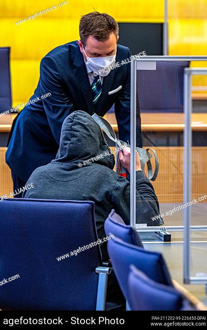 02 December 2021, Bavaria, Regensburg: The defendant (l) talks to her defense lawyer Julian Wunderlich in the courtroom of the Regional Court