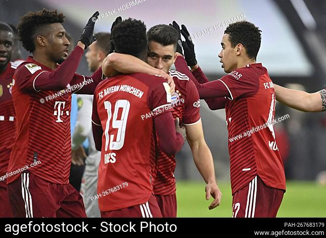 Collective goal celebration around Jamal MUSIALA (FC Bayern Munich, re) after goal to 2-1 with Marc ROCA (FC Bayern Munich), Alphonso DAVIES (FC Bayern Munich)