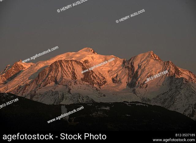 France, Haute-Savoie (74), Alps, Mont Maudit 4465m (left), Mont Blanc 4807m (midden), Aiguille de Bionnassay 4052m (right) on sunset