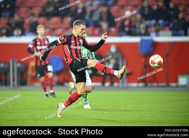 Florian WIRTZ (LEV) shoots the goal to 3: 0, action, football Europa League, group stage, matchday 04., Bayer 04 Leverkusen (LEV) - Real Betis Sevilla 4: 0