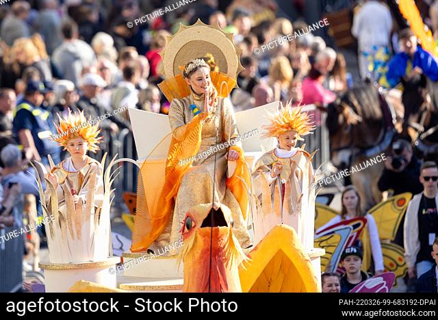26 March 2022, Thuringia, Eisenach: ""Frau Sunna"" waves to the people during the parade of the Eisenach Summer Profit. The Eisenacher Sommergewinn is the...