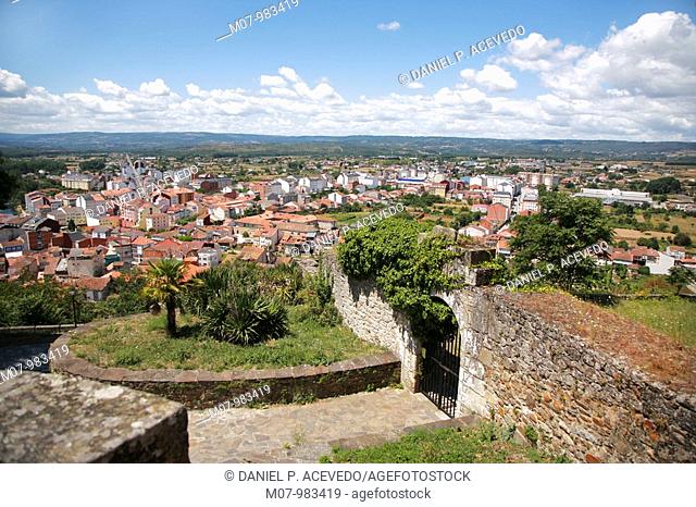 Monforte de Lemos, vista del Pueblo desde area monumental San Vicente do Pino, Galcia, España., Monforte de Lemos village