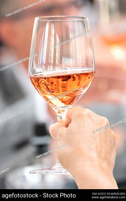 28 May 2022, Baden-Wuerttemberg, Rottweil: Rosé wine is used to toast at a wedding reception. Photo: Silas Stein/dpa. - Rottweil/Baden-Wuerttemberg/Germany