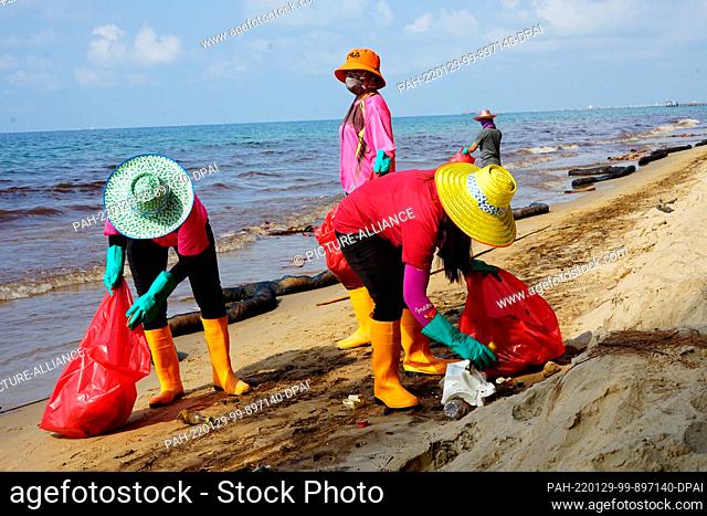 29 January 2022, Thailand, Mae Ramphueng: Oil-contaminated material is collected at Mae Ramphueng beach in Rayon province