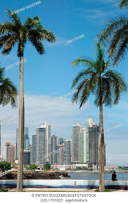 Ciudad de Panamá Panama: the skyline of the modern city, seen from the Avenida Balboa