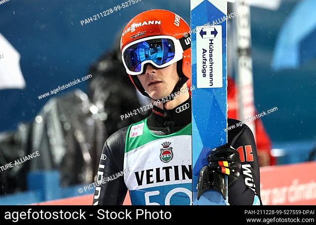 28 December 2021, Bavaria, Oberstdorf: Nordic skiing/ski jumping: World Cup, Four Hills Tournament. Stephan Leyhe from Germany reacts after his qualification...