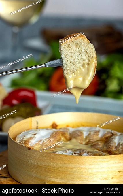 Schweizer Käsefondue mit Brot