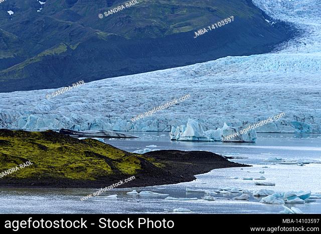 icebergs drift in the glacial lake fjallsárlón, edge of the fjallsjökull glacier, vatnajökull national park, iceland