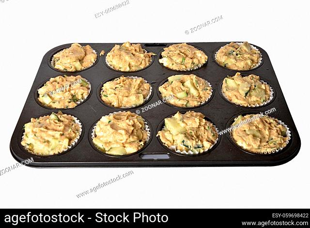 Backform mit rohen Gemüsemuffins isoliert - Baking pan with raw vegetable muffins isolated