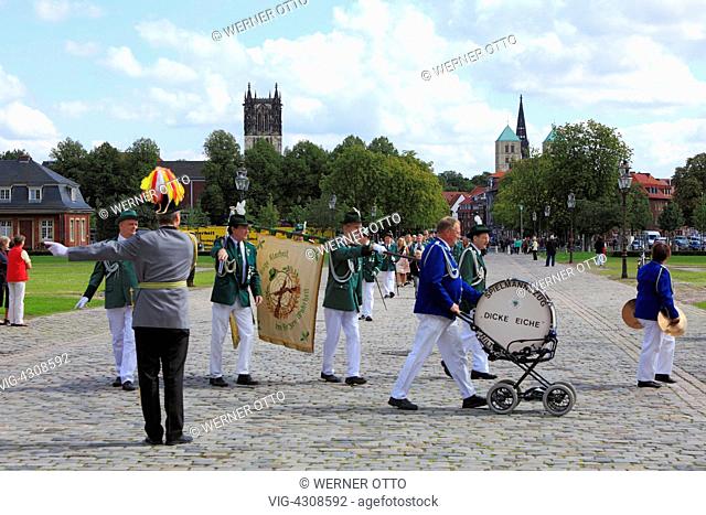 DEUTSCHLAND, MUENSTER (WESTFALEN), 05.09.2010, D-Muenster, Westphalia, Muensterland, North Rhine-Westphalia, shooters procession on the castle square