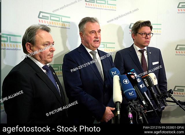 19 December 2023, Hesse, Frankfurt/Main: Mario Reiß (l-r), GDL Executive Board, Claus Weselsky, Chairman of the German Train Drivers' Union (GDL), and Lars U
