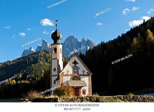 St. John's Chapel on the Ranuihof, Baroque, Geisler, Odle group, Puez Nature Park, Dolomites, Funes, Villnöß valley, South Tyrol, Trentino-Alto Adige, Italy