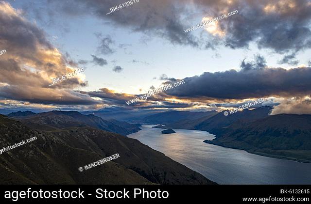 View of Lake Wanaka, evening sky, lake and mountain landscape, view from Isthmus Peak, Wanaka, Otago, South Island, New Zealand, Oceania