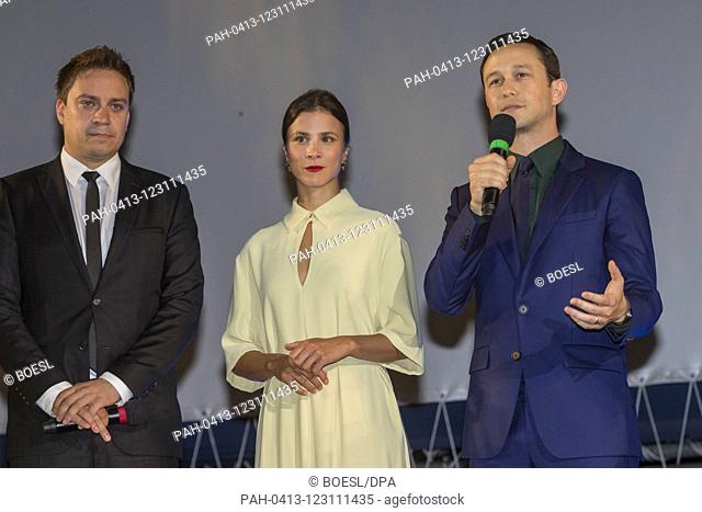Patrick Vollrath (l-r), Aylin Tezel and Joseph Gordon Lewitt attend the premiere of '7500' during the Film Festival at Piazza Grande in Locarno, Switzerland