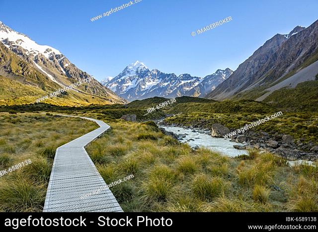 Hiking trail in Hooker Valley with Mount Cook, Hooker River, Mount Cook National Park, Southern Alps, Hooker Valley, Canterbury, South Island, New Zealand
