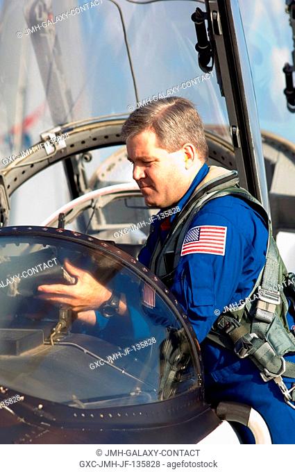 Astronaut Stephen N. Frick, STS-122 commander, prepares for a flight in a NASA T-38 trainer jet from Ellington Field near Johnson Space Center