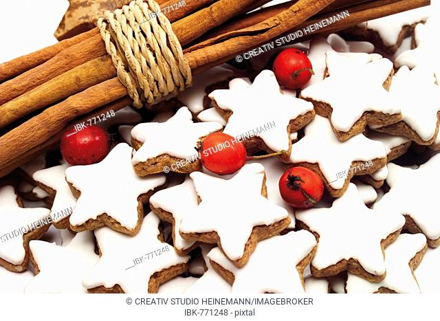 Cinnamon sticks, star-shaped cinnamon cookies and rose hips