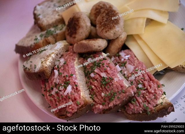 Hangover breakfast, bread rolls, lard sandwiches, cheese sandwiches, meatballs, hearty meal, feature, symbolic photo, marginal motif