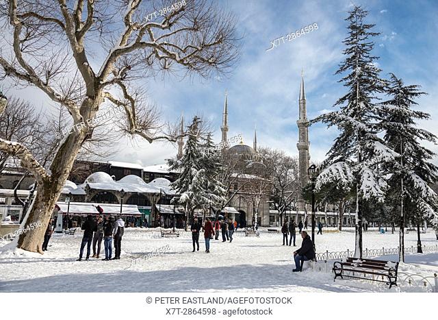 A winters afternoon in the Hippodrome, with the Sultan Ahmet or Blue mosque in the background. Sultanahmet, Istanbul, Turkey