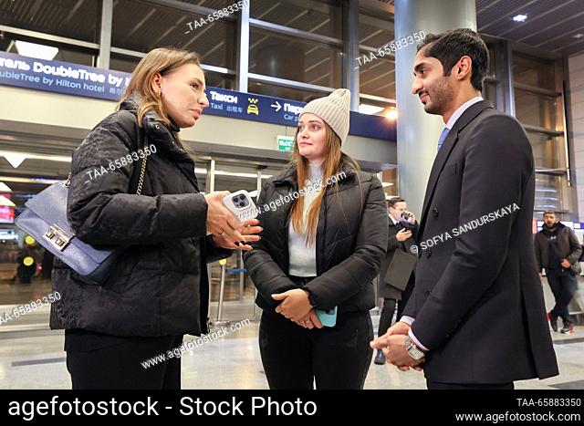 RUSSIA, MOSCOW - 19 de diciembre de 2023: Alexandra Zhulina (C) espera a su hijo Nikita Artemichev que llega a un vuelo Estambul-Moscow