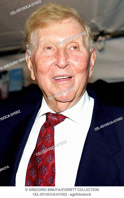 Sumner Redstone at arrivals for Elizabethtown Premiere, Loews Lincoln Square Theater, New York, NY, October 10, 2005. Photo by: Gregorio Binuya/Everett...