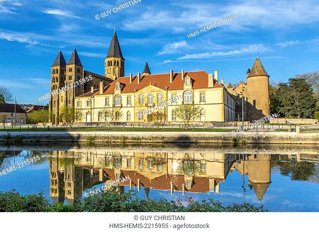 France, Saone et Loire, Paray le Monial, Basilique du Sacre Coeur (Sacred Heart Basilica) and convent buildings on Bourbince River banks