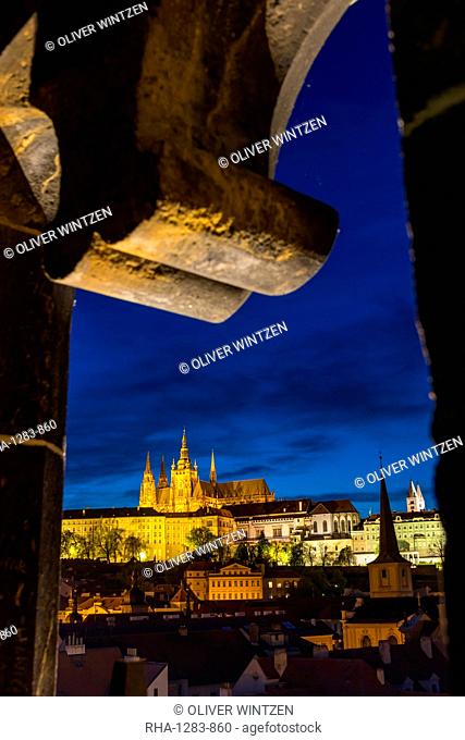 View from the Mala Strana Bridge Tower to Prague Castle and St. Vitus Cathedral at dusk, UNESCO World Heritage Site, Prague, Bohemia, Czech Republic, Europe