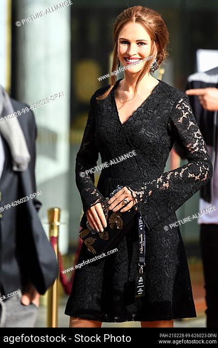 25 February 2021, Berlin: Julia Roberts as a wax figure on the Red Carpet in front of the Zoo Palace. Photo: Kira Hofmann/dpa-Zentralbild/ZB